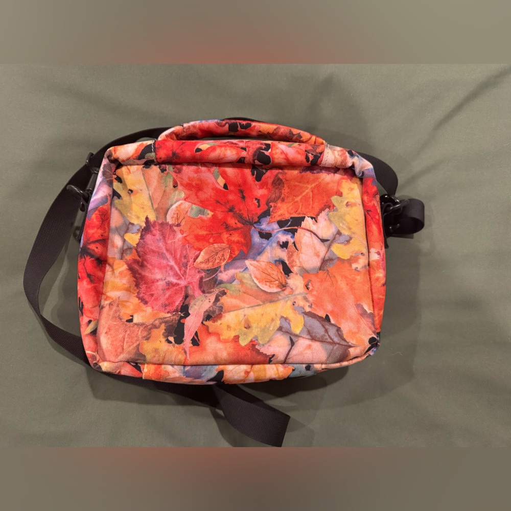 Kavu Autumn Leaf Print crossbody sling bag and lunchbox Set - Picture 7 of 7